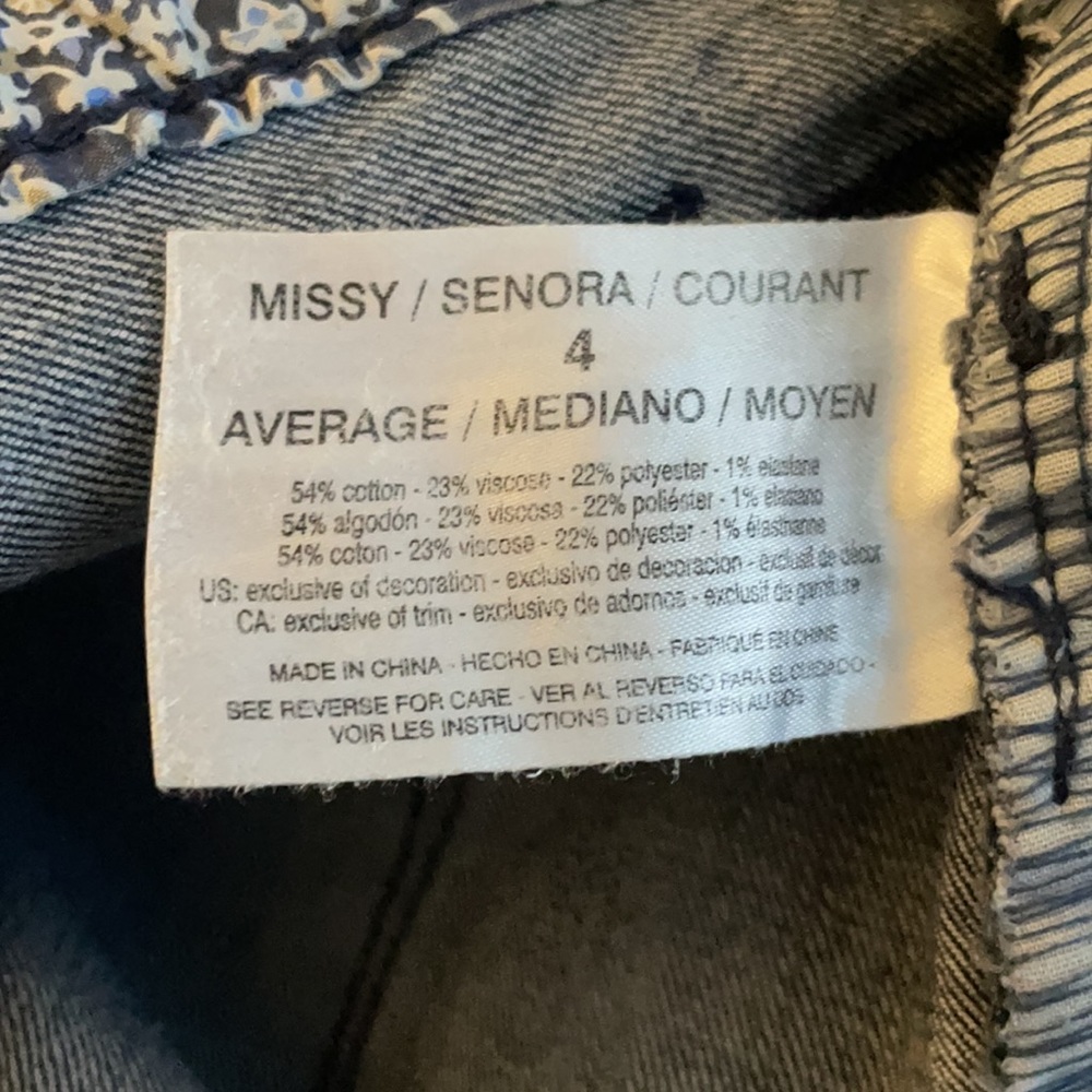 Code Bleu Embroidered Floral Jean - Picture 11 of 13